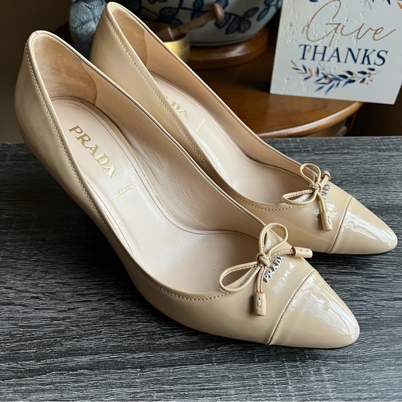 Prada Beige Patent Leather Pointed Toe Bow Pump Heels EU38.5 US8.5 UK5.5 $950 - Picture 3 of 17